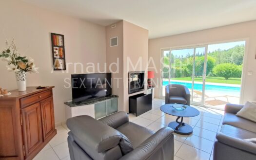 MAGNIFICIENT DETACHED 4-BED BUNGALOW with POOL & DOUBLE GARAGE on SIZEABLE PLOT
