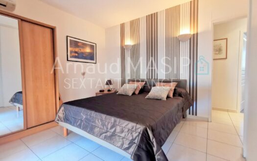 MAGNIFICIENT DETACHED 4-BED BUNGALOW with POOL & DOUBLE GARAGE on SIZEABLE PLOT