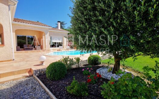 MAGNIFICIENT DETACHED 4-BED BUNGALOW with POOL & DOUBLE GARAGE on SIZEABLE PLOT