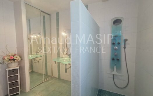 MAGNIFICIENT DETACHED 4-BED BUNGALOW with POOL & DOUBLE GARAGE on SIZEABLE PLOT