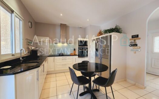 MAGNIFICIENT DETACHED 4-BED BUNGALOW with POOL & DOUBLE GARAGE on SIZEABLE PLOT