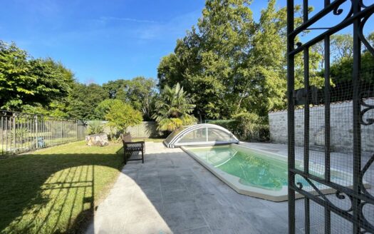 AUTHENTIC LOGIS WITH GITE AND OUTBUILDINGS ON A PLOT OF 7,320 M²