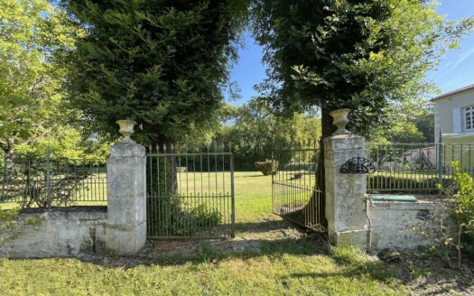 AUTHENTIC LOGIS WITH GITE AND OUTBUILDINGS ON A PLOT OF 7,320 M²