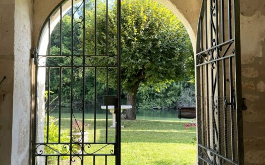 AUTHENTIC LOGIS WITH GITE AND OUTBUILDINGS ON A PLOT OF 7,320 M²