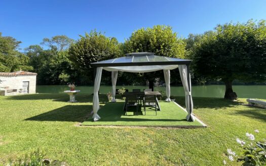 AUTHENTIC LOGIS WITH GITE AND OUTBUILDINGS ON A PLOT OF 7,320 M²
