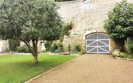 Beautiful 19th century property, ideally located in the heart of the tourist sites of Amboise, Beauval and Chenonceau.