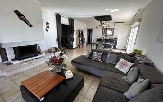 Spacious family home with gites