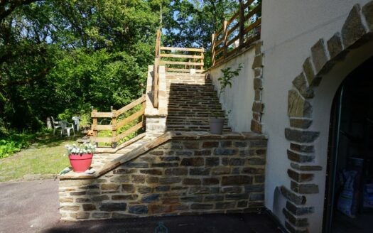 Charming Perigourdine residence nestled on the heights of a medieval village.