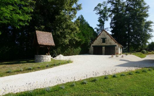 Typical property of Périgord embellished by its two ponds.