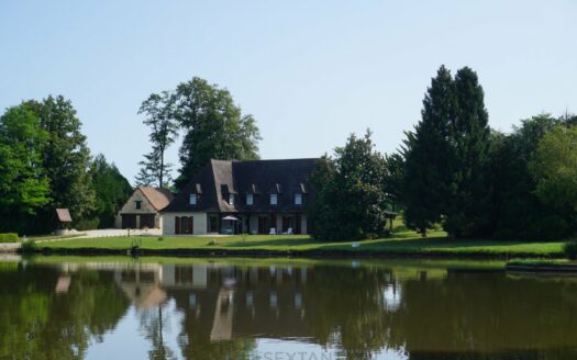 Typical property of Périgord embellished by its two ponds.