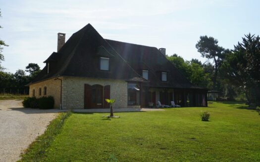 Typical property of Périgord embellished by its two ponds.
