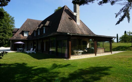 Typical property of Périgord embellished by its two ponds.