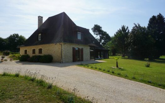 Typical property of Périgord embellished by its two ponds.
