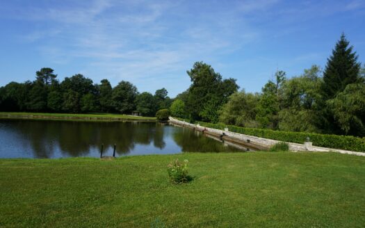 Typical property of Périgord embellished by its two ponds.