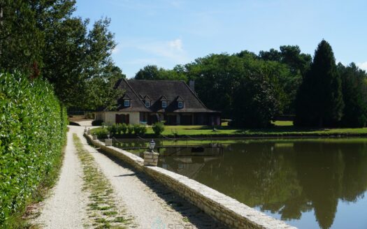 Typical property of Périgord embellished by its two ponds.