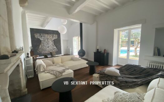 Between Bordeaux and Saint-Emilion, beautiful residence, with outbuildings and swimming pool.