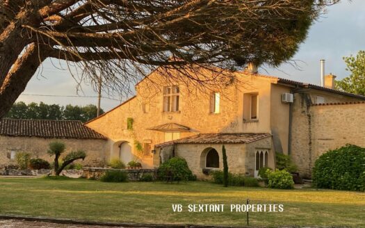 Between Bordeaux and Saint-Emilion, beautiful residence, with outbuildings and swimming pool.