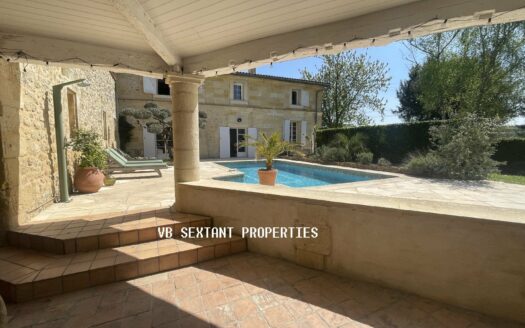 Between Bordeaux and Saint-Emilion, beautiful residence, with outbuildings and swimming pool.