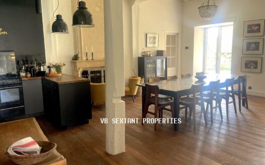 Between Bordeaux and Saint-Emilion, beautiful residence, with outbuildings and swimming pool.