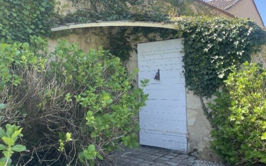 Between Bordeaux and Saint-Emilion, beautiful residence, with outbuildings and swimming pool.