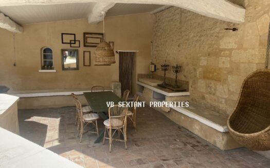 Between Bordeaux and Saint-Emilion, beautiful residence, with outbuildings and swimming pool.