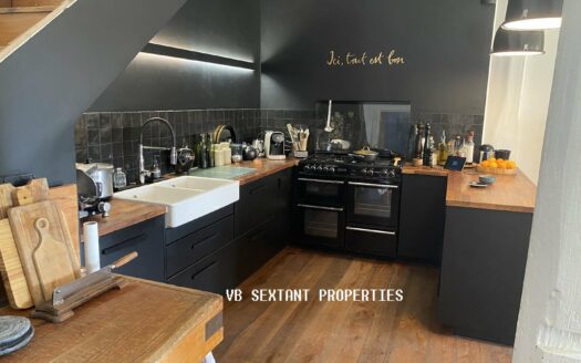 Between Bordeaux and Saint-Emilion, beautiful residence, with outbuildings and swimming pool.