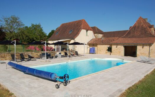 Sumptuous 17th century stone estate, nestled in the tranquility of the Périgord Vert.