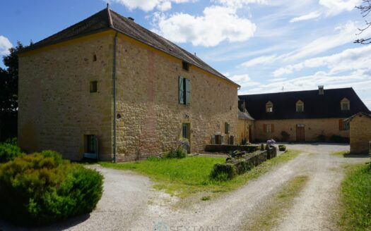 Sumptuous 17th century stone estate, nestled in the tranquility of the Périgord Vert.