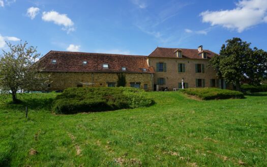 Sumptuous 17th century stone estate, nestled in the tranquility of the Périgord Vert.