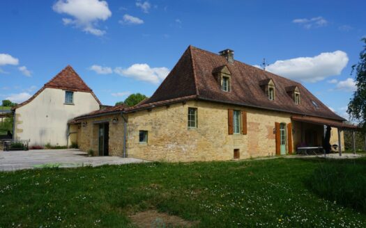 Sumptuous 17th century stone estate, nestled in the tranquility of the Périgord Vert.