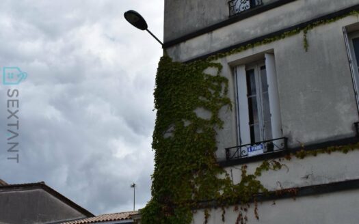 IMPOSING AND CHARMING HOUSE FROM THE 50S IN THE CENTER OF BORDEAUX