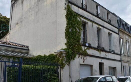 IMPOSING AND CHARMING HOUSE FROM THE 50S IN THE CENTER OF BORDEAUX