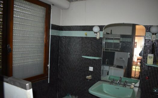 IMPOSING AND CHARMING HOUSE FROM THE 50S IN THE CENTER OF BORDEAUX