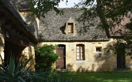 SUPERB PERIGOURDINE BUILDING WITH ITS TOWER AND TENNIS COURTS