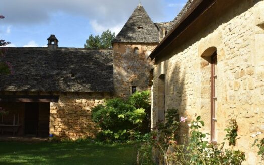 SUPERB PERIGOURDINE BUILDING WITH ITS TOWER AND TENNIS COURTS