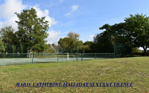 SUPERB PERIGOURDINE BUILDING WITH ITS TOWER AND TENNIS COURTS
