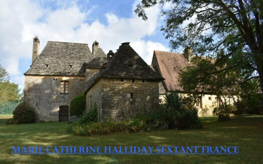SUPERB PERIGOURDINE BUILDING WITH ITS TOWER AND TENNIS COURTS