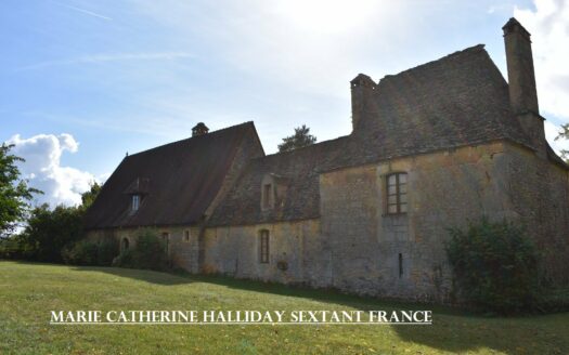 SUPERB PERIGOURDINE BUILDING WITH ITS TOWER AND TENNIS COURTS