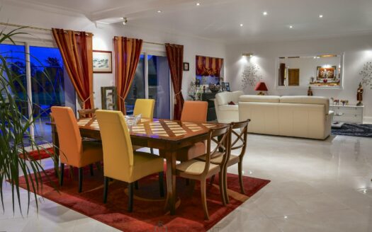 1h10 from Paris, Property ideally located in a quiet area and close to everything!