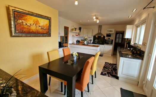 1h10 from Paris, Property ideally located in a quiet area and close to everything!