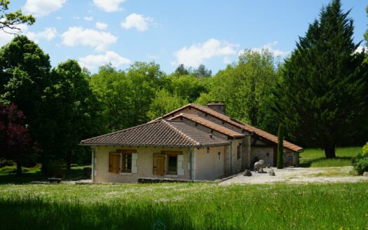 Charming property nestled in the heart of a forest, in the famous village of three wonders.