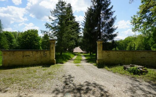 Charming property nestled in the heart of a forest, in the famous village of three wonders.