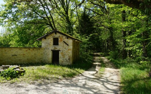 Charming property nestled in the heart of a forest, in the famous village of three wonders.