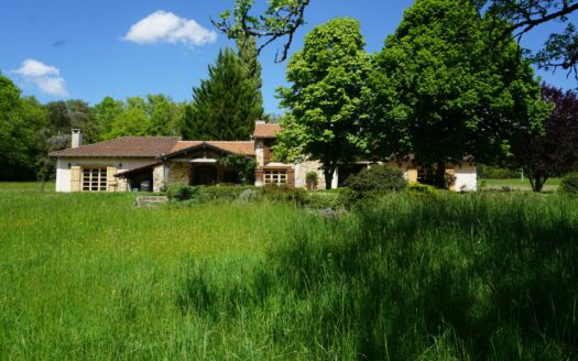 Charming property nestled in the heart of a forest, in the famous village of three wonders.