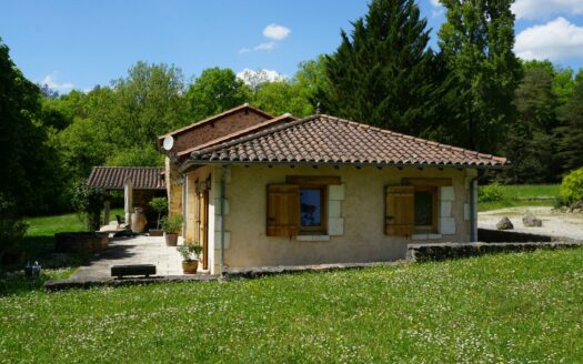 Charming property nestled in the heart of a forest, in the famous village of three wonders.